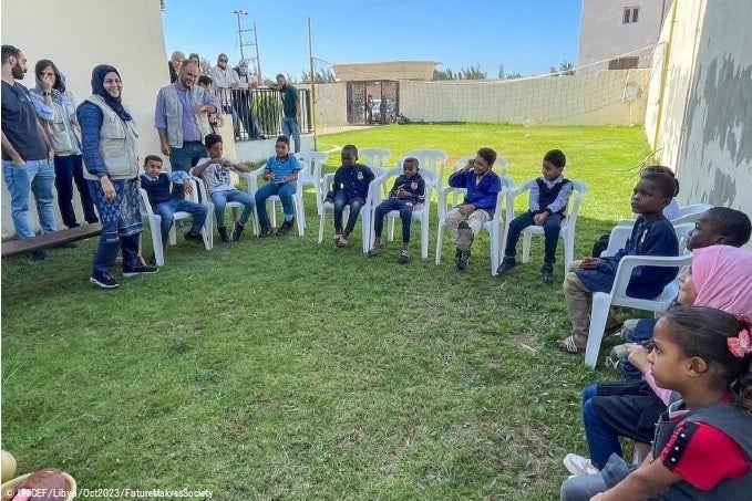ベンカジで行われた、ユニセフの公衆衛生の啓発活動に参加する避難民の子どもたち。(リビア、2023年10月撮影) © UNICEF_Libya_Oct2023_FutureMakresSociety