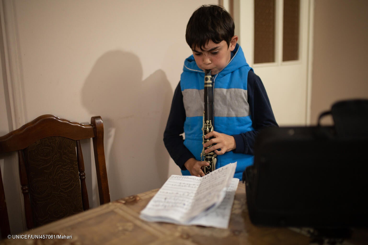 避難先にある新しい学校へ通い始めたゴアさんは、「前の学校や音楽教室に戻りたい。友達や先生に会いたい」と話す。(アルメニア、2023年10月13日撮影) © UNICEF_UNI457061_Mahari