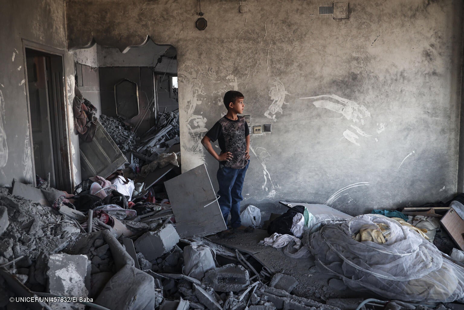 ラファで、空爆により破壊された自宅の中に入った男の子。(ガザ地区、2023年10月19日撮影) © UNICEF_UNI457832_El Baba