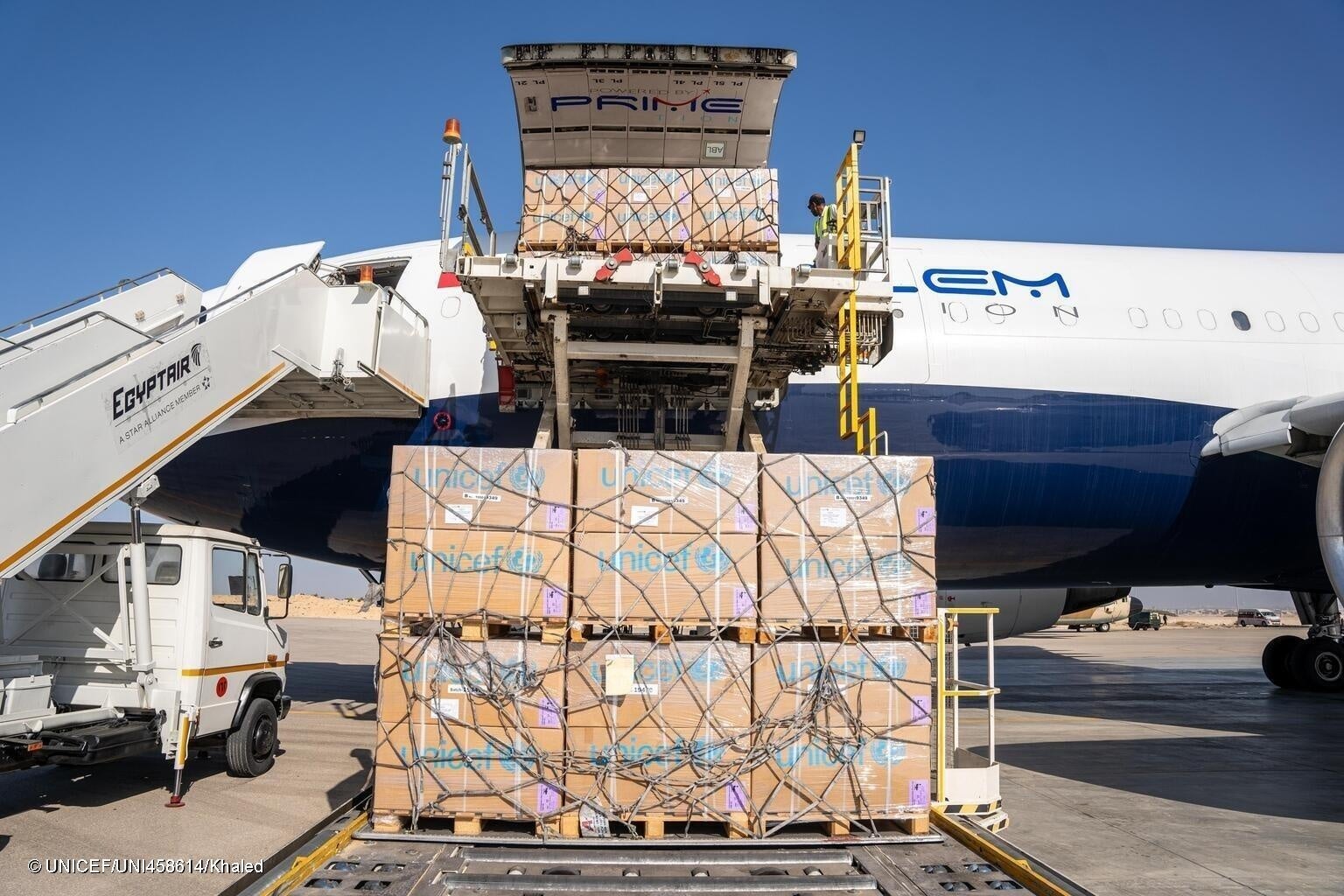 ドバイからアルアリーシュ空港に届いた、ユニセフの命を守る支援物資。(エジプト、2023年10月26日撮影) © UNICEF_UNI458614_Khaled