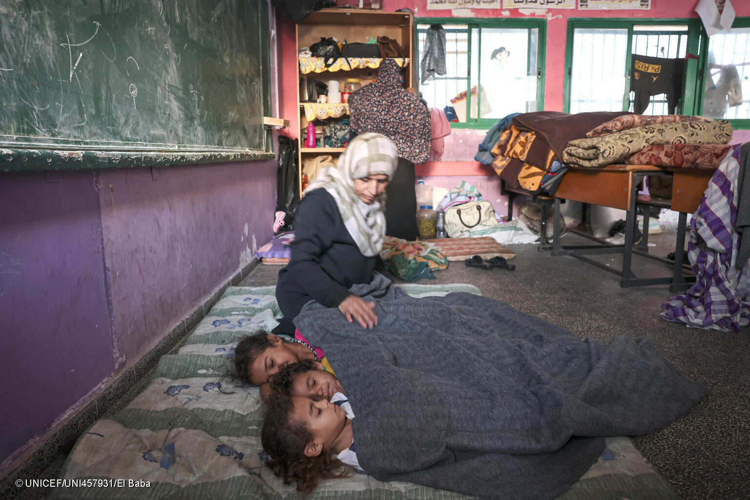 緊急避難所となっている学校で生活している家族。(ガザ地区、2023年10月16日撮影) © UNICEF_UNI457931_El Baba