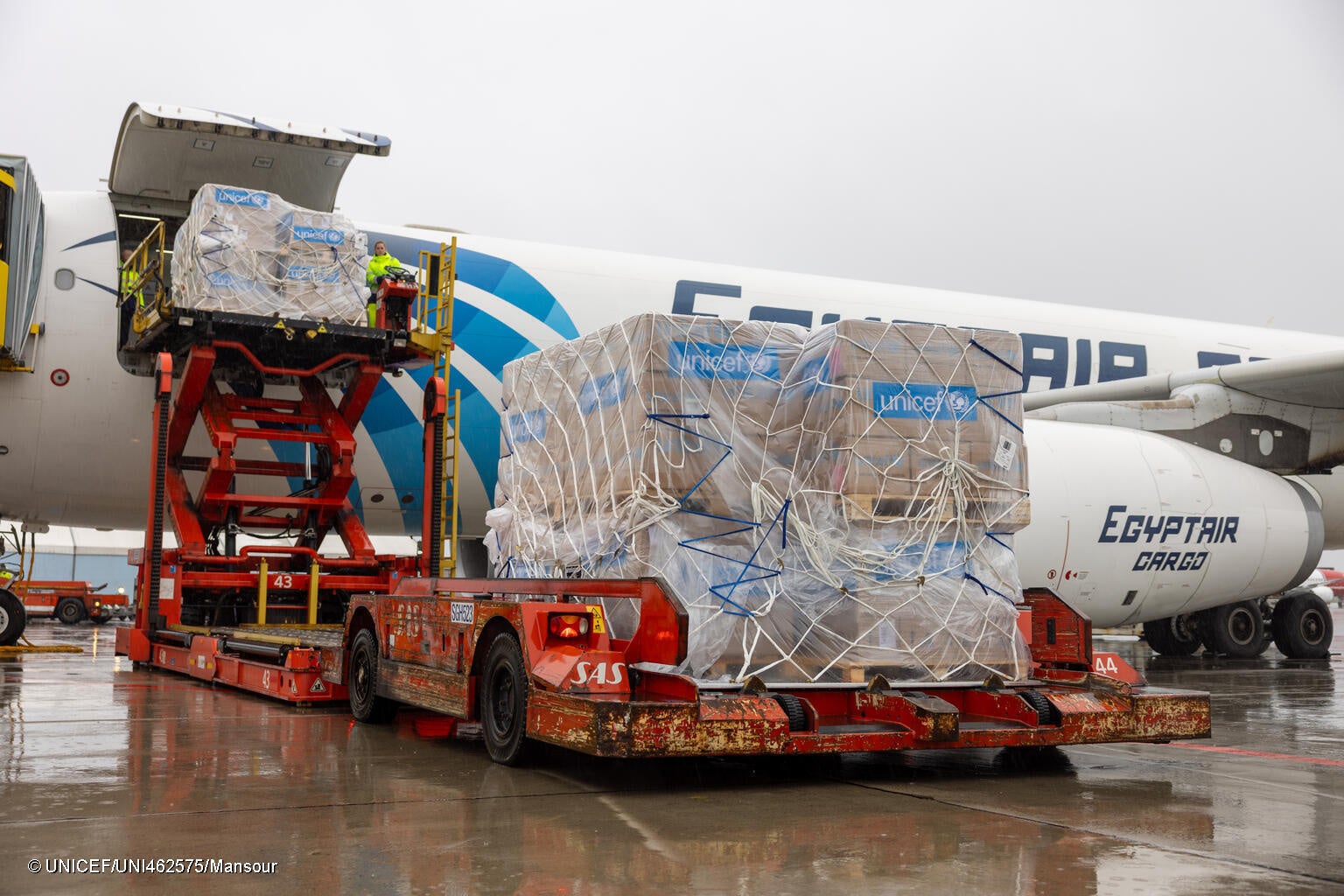 コペンハーゲンからエジプトのアルアリーシュ空港に輸送されるため飛行機に積み込まれた、毛布、浄水タブレット、医薬品、水などの命を守るユニセフの緊急支援物資。(デンマーク、2023年10月31日撮影) © UNICEF_UNI462575_Mansour