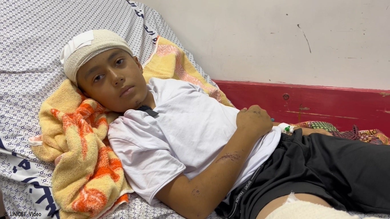 砲撃により飛んできたがれきの破片が当たり、足を骨折し頭を損傷した11歳のリアスさん。アルシファ病院で、治療を受けている。(ガザ地区、2023年10月28日撮影) © UNICEF Video