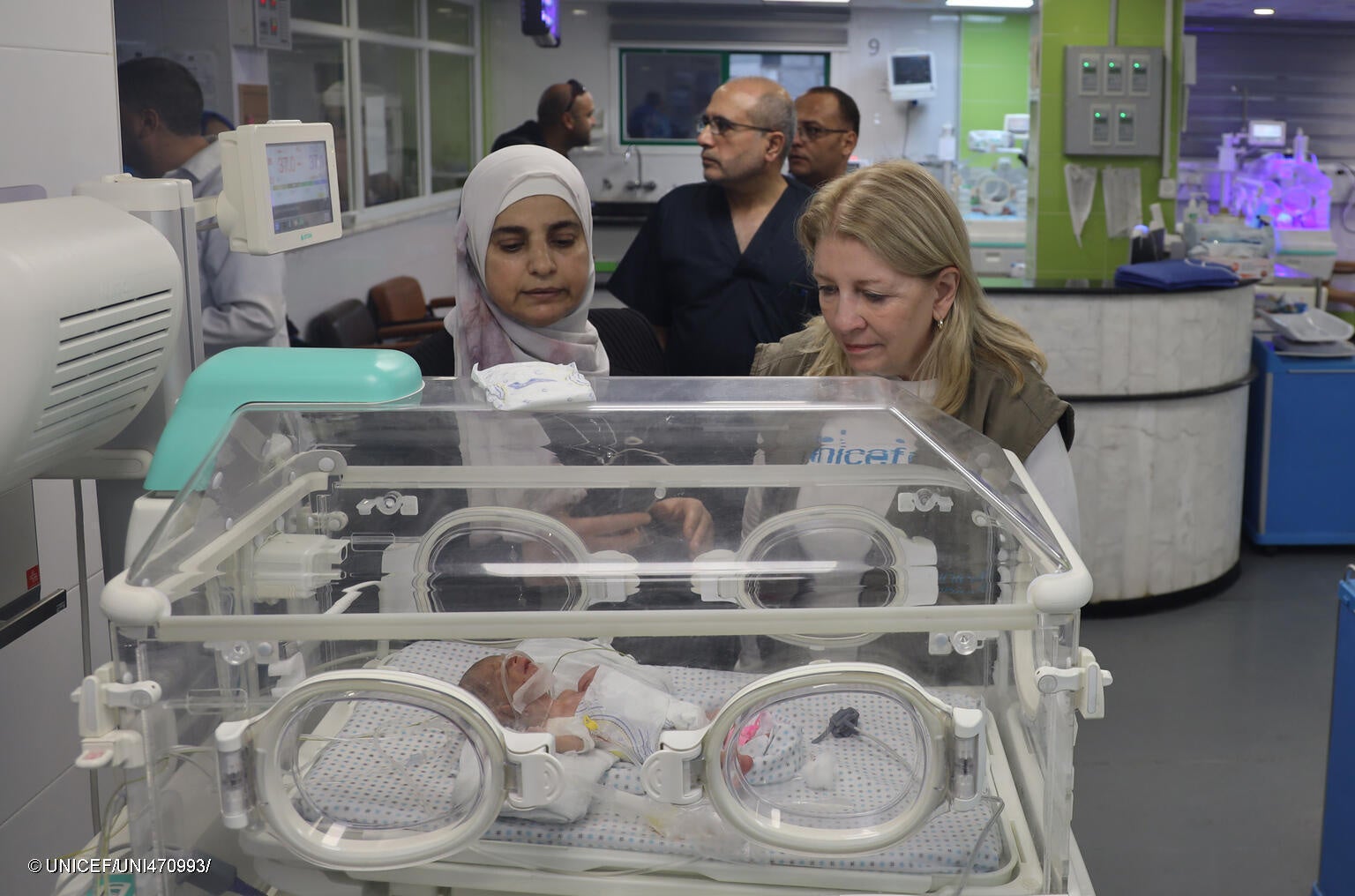 保育器の中で命をつなぐ赤ちゃん。(ガザ地区、2023年11月14日撮影) © UNICEF_UNI470993_