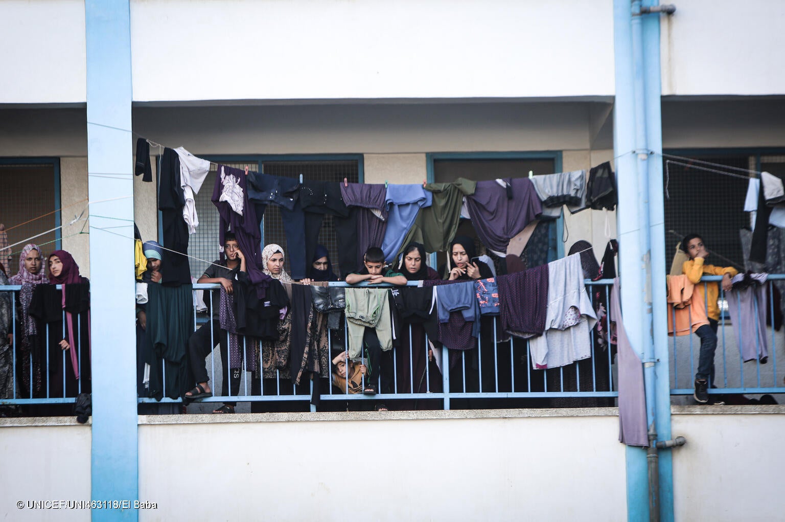 ラファの学校で避難生活を送る人たち。(ガザ地区、2023年11月2日撮影) © UNICEF_UNI463118_El Baba