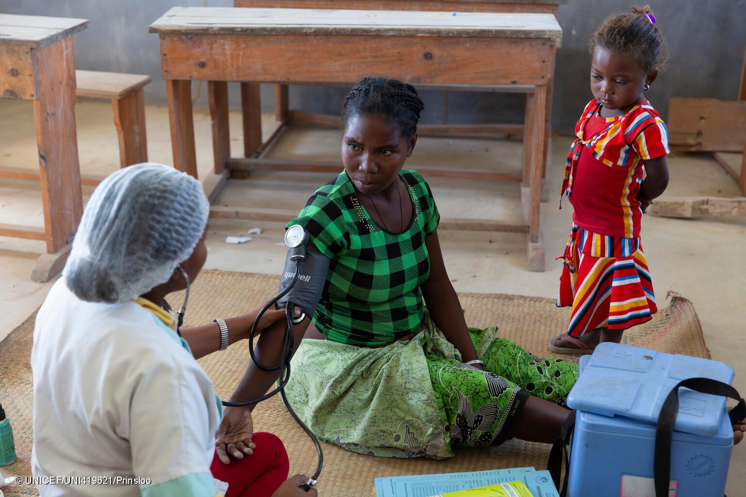 南西部の村を訪問したユニセフの移動式保健診療所で、診察を受ける妊娠中の母親。何年も続く深刻な干ばつにより、地域は急性食料不安に直面している。(マダガスカル、2023年7月撮影) © UNICEF_UNI419621_Prinsloo