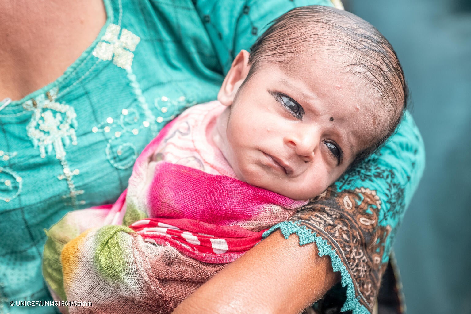 南部のシンド州の村で、祖母に抱かれる生後1カ月のバハールちゃん。昨年起きた大洪水により、シンド州では約1000万人が避難せざるを得なかった。(パキスタン、2023年7月撮影) © UNICEF_UNI431661_Sokhin
