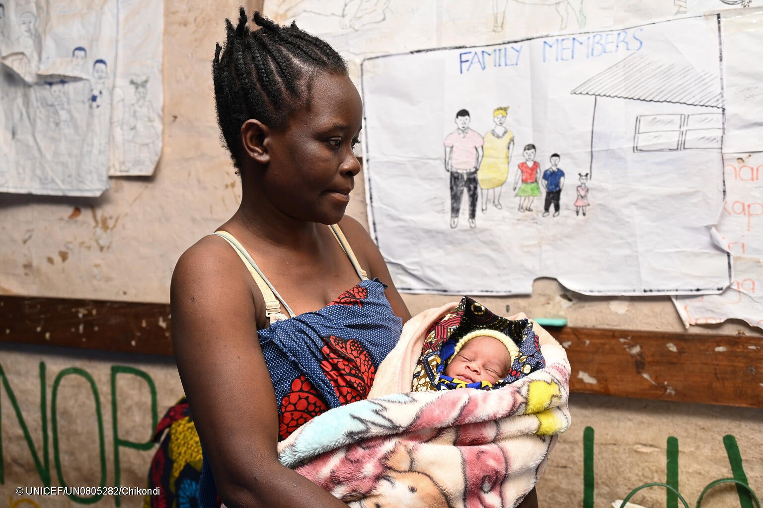 洪水が起こった翌日に生まれた、生後2日のプレシャスちゃんを抱く母親。「洪水ですべてを失いました。避難所が寒く、娘の命が心配です」と話す。(マラウイ、2023年3月撮影) © UNICEF_UN0805282_Chikondi