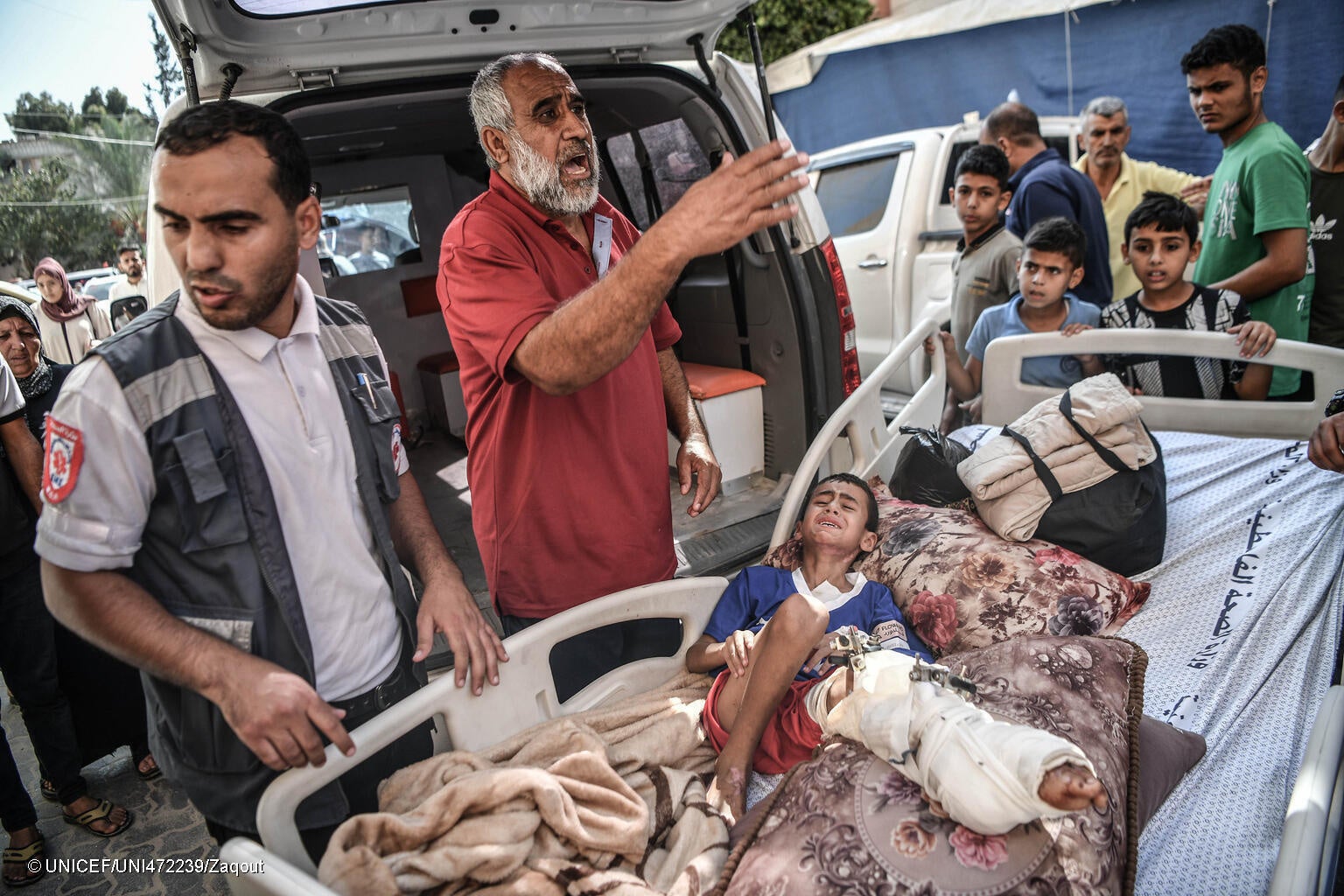 足を負傷し、治療のためにエジプトへ向けて搬送される12歳のアフマドさん。(ガザ地区、2023年11月1日撮影) © UNICEF_UNI472239_Zaqout