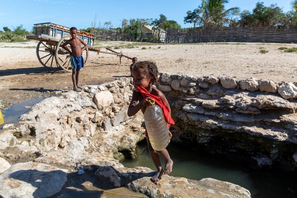 南西部の村で、海水が混じり濁った水を汲む子ども。何年も続く干ばつにより農作物は枯れ、深刻な食料不足に直面している。(マダガスカル、2023年7月撮影) © UNICEF_UNI419328_Prinsloo
