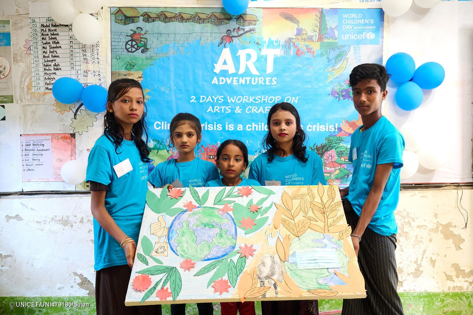 コックスバザールのロヒンギャ難民キャンプで行われた、アートを通して気候変動について学ぶワークショップに参加した子どもたち。(バングラデシュ、2023年11月14日撮影) © UNICEF_UNI478185_Sujan