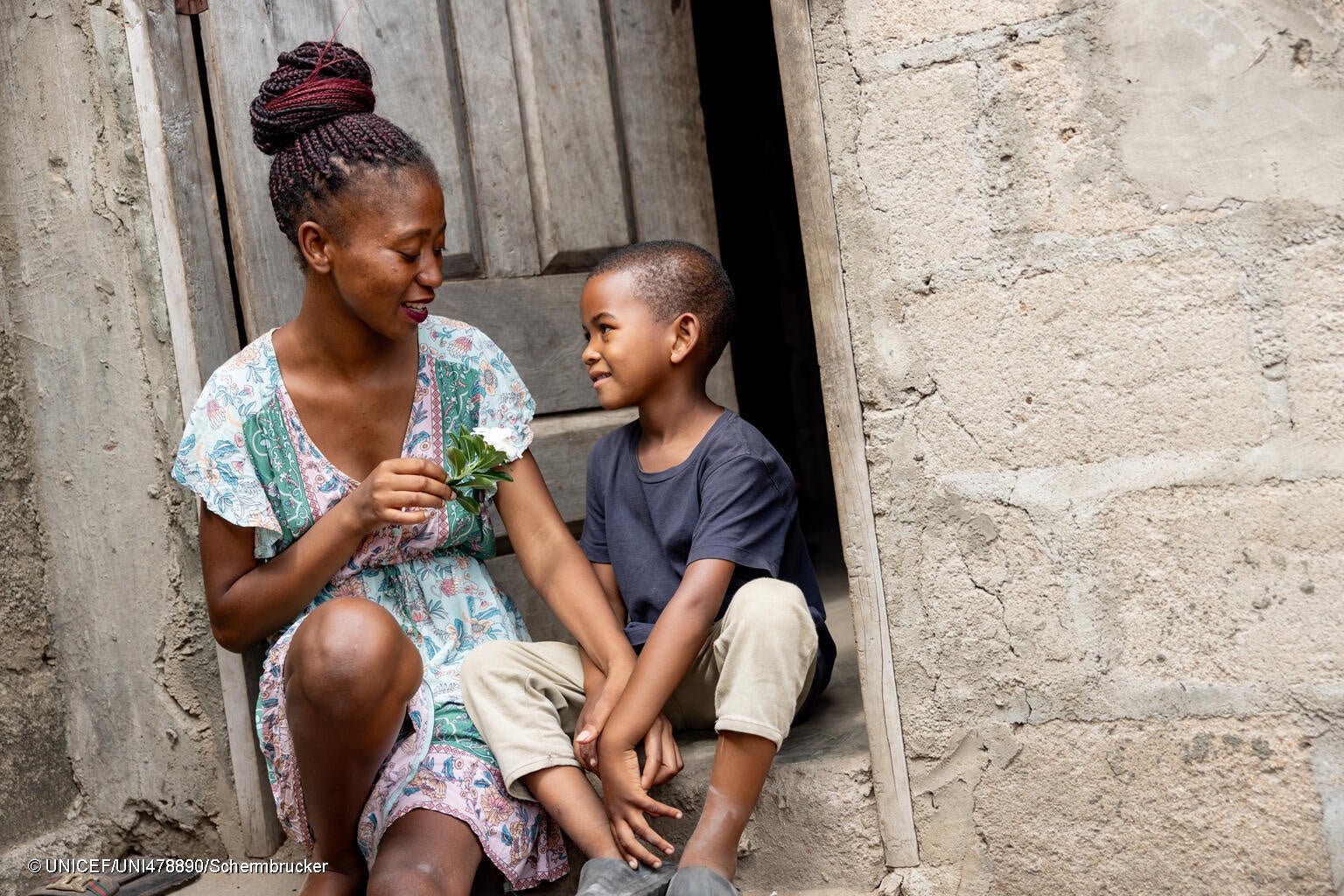 数年前、妊娠中にHIVに感染していることを知り、抗レトロウイルス薬の投与を受けた母親。息子のウィルターくんが出生時に受けたHIV検査結果は陰性だった。(モザンビーク、2023年11月10日撮影) © UNICEF_UNI478890_Schermbruck