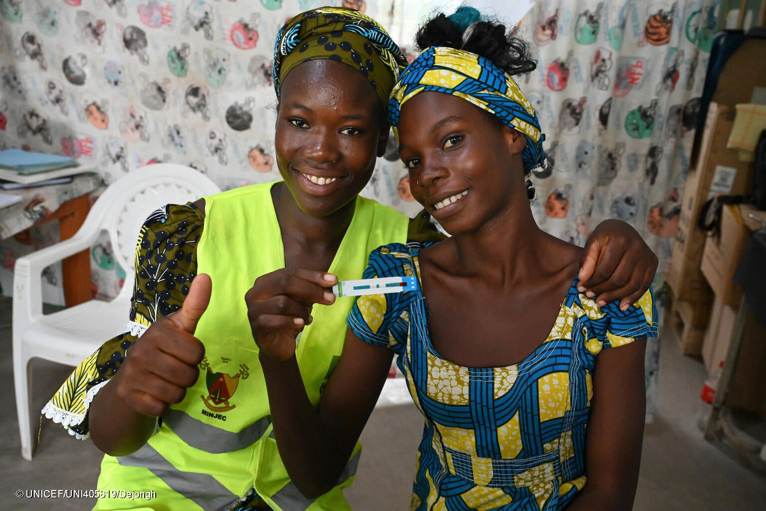 HIV検査結果が陰性だったフロレンティーネさん。(カメルーン、2023年6月撮影) © UNICEF_UNI405819_Dejongh