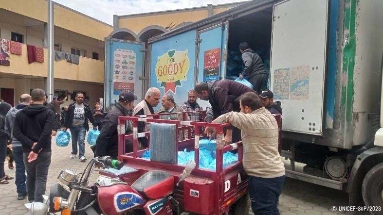 戦闘休止の期間に、ガザ地区北部のジャバリアにある13の避難所に届けられた、ユニセフの人道支援物資。(ガザ地区、2023年11月29日撮影) © UNICEF-SoP_2023
