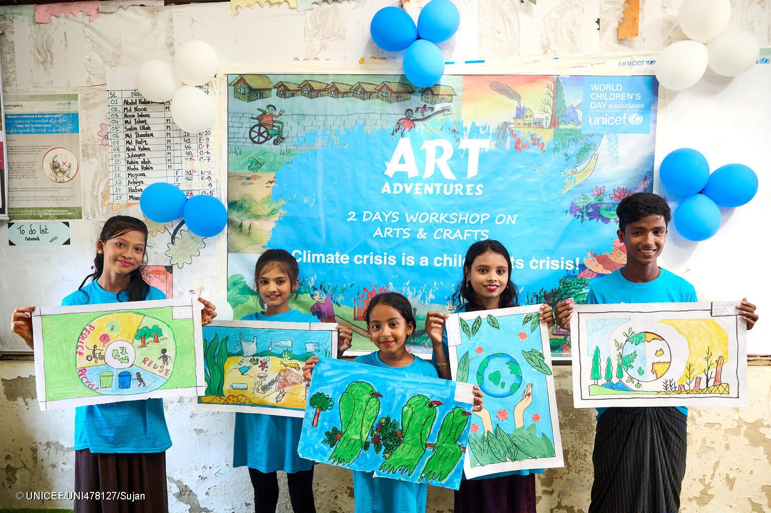 コックスバザールのロヒンギャ難民キャンプで行われた、アートを通して気候変動について学ぶワークショップに参加した子どもたち。(バングラデシュ、2023年11月14日撮影) © UNICEF_UNI478127_Sujan