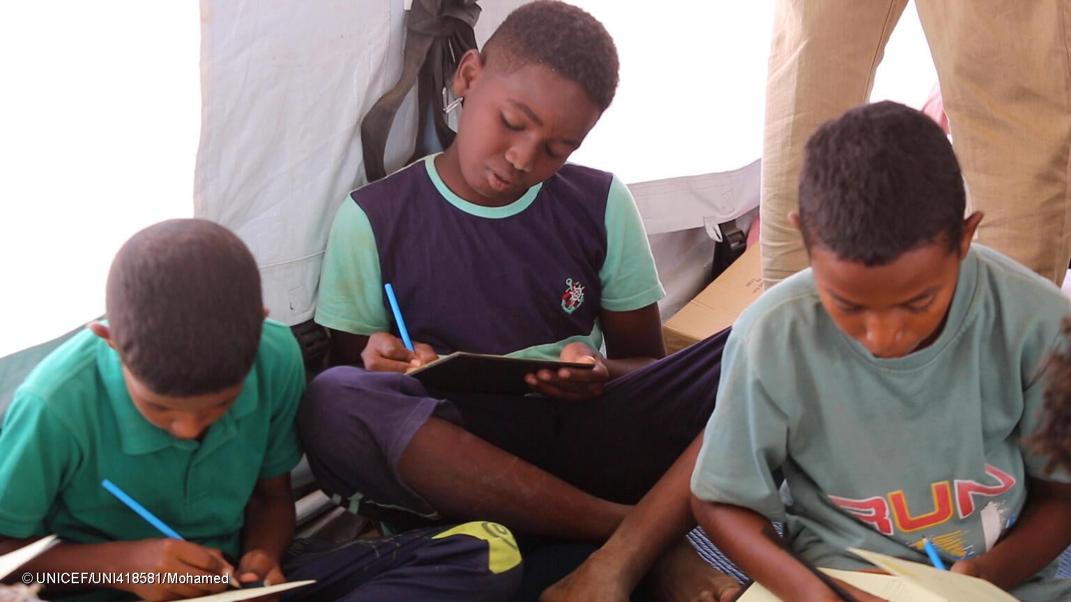 アトバラにあるユニセフの子どもにやさしい空間で、絵を描く国内避難民の子どもたち。(スーダン、2023年7月撮影) © UNICEF_UNI418581_Mohamed