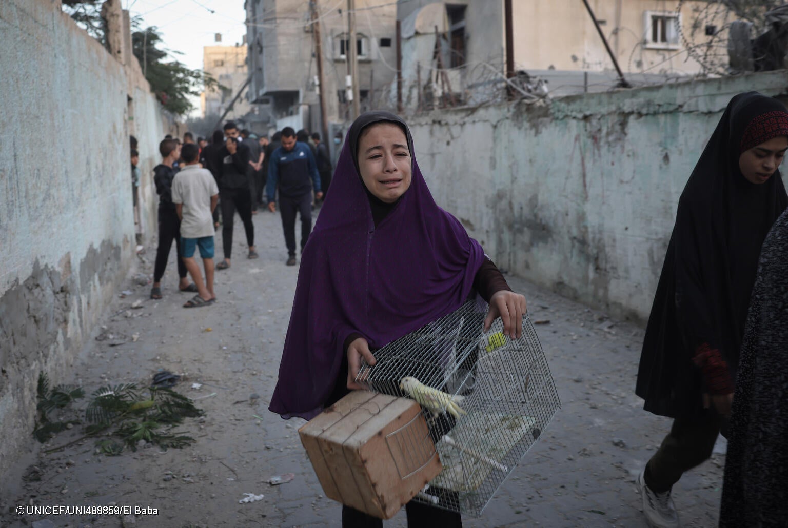 南部のラファにある自宅が空爆を受け、泣きながら避難する女の子。(ガザ地区、2023年12月6日撮影) © UNICEF_UNI488859_El Baba