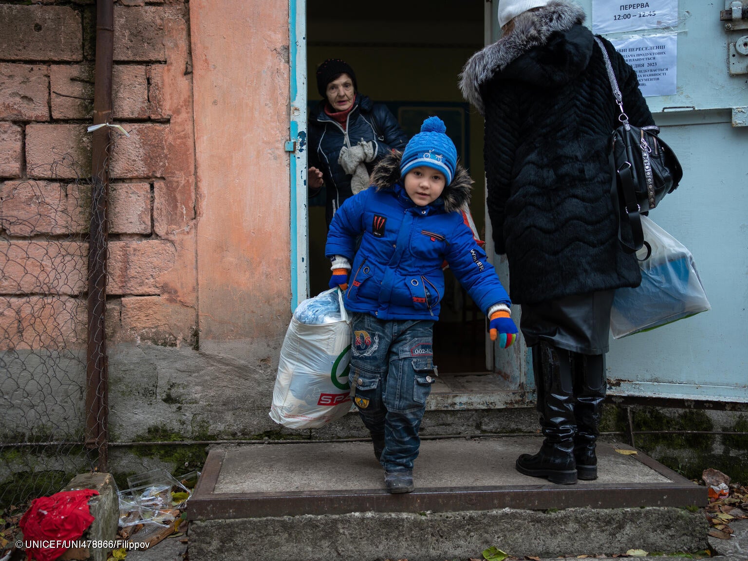 ドニプロペトロウスク州で、ユニセフの冬服キットを受け取った男の子。(ウクライナ、2023年11月23日撮影) © UNICEF_UNI478866_Filippov