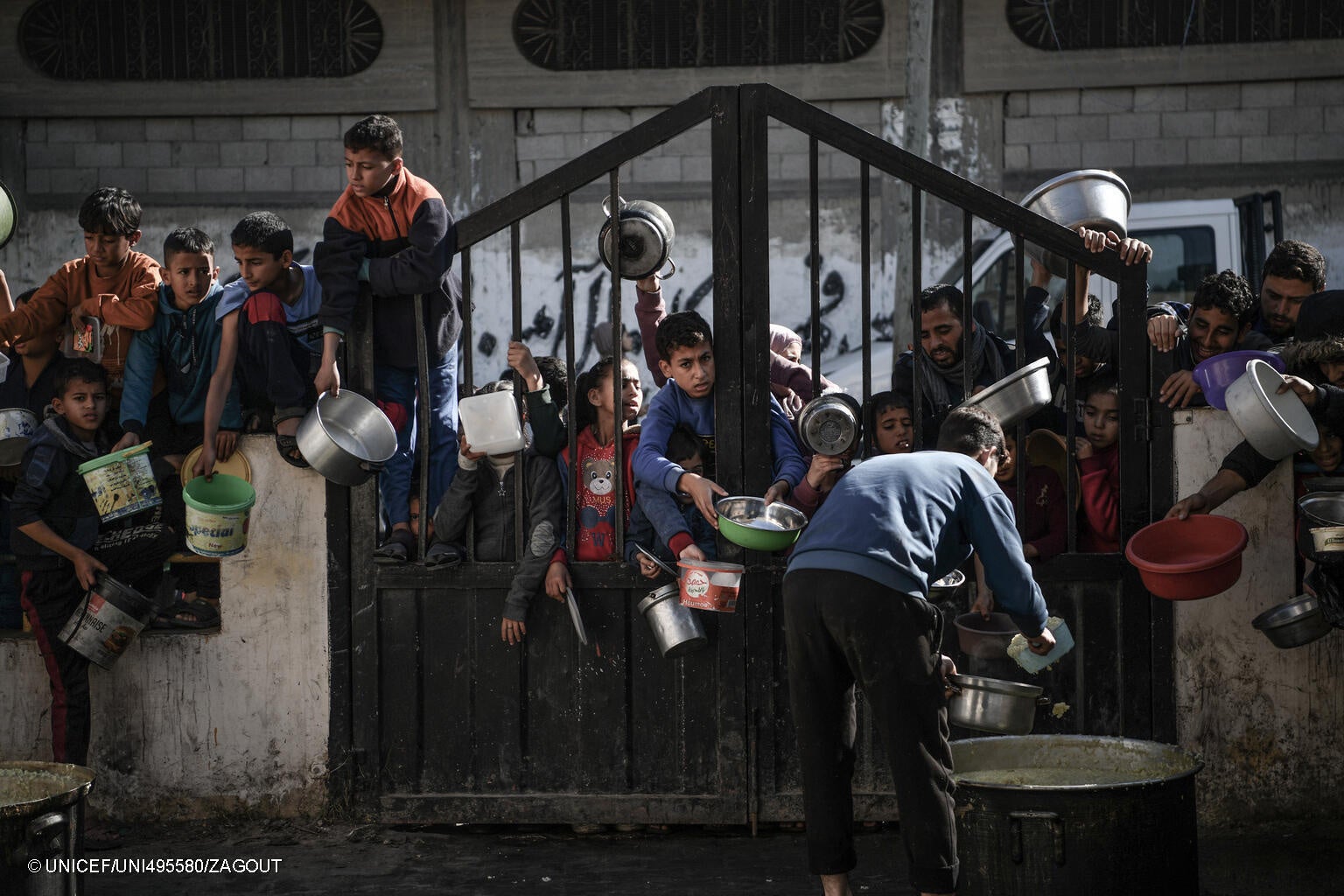 炊き出しを受け取る列に並ぶ人たち。ガザ地区では、50万人以上が深刻な食料不足に直面している。(ガザ地区、2023年12月19日撮影) © UNICEF_UNI495580_ZAGOUT