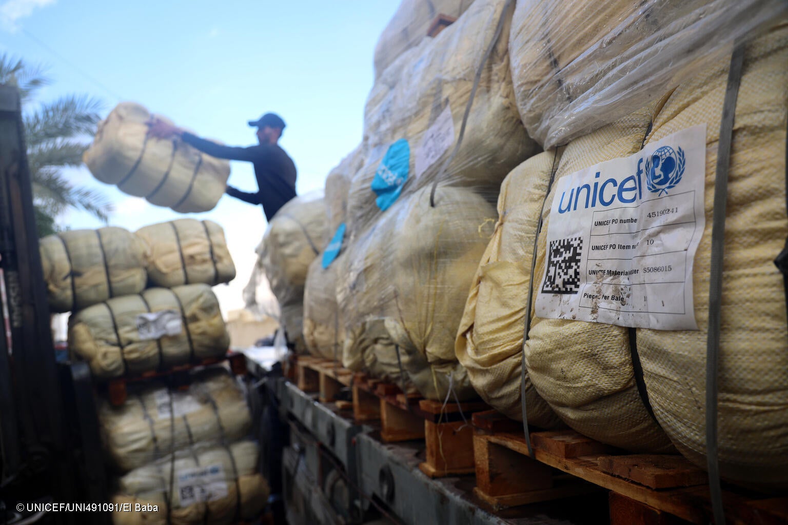 南部のナセル病院に届いた、ユニセフ支援物資の毛布4,000枚。(ガザ地区、2023年12月13日撮影) © UNICEF_UNI491091_El Baba