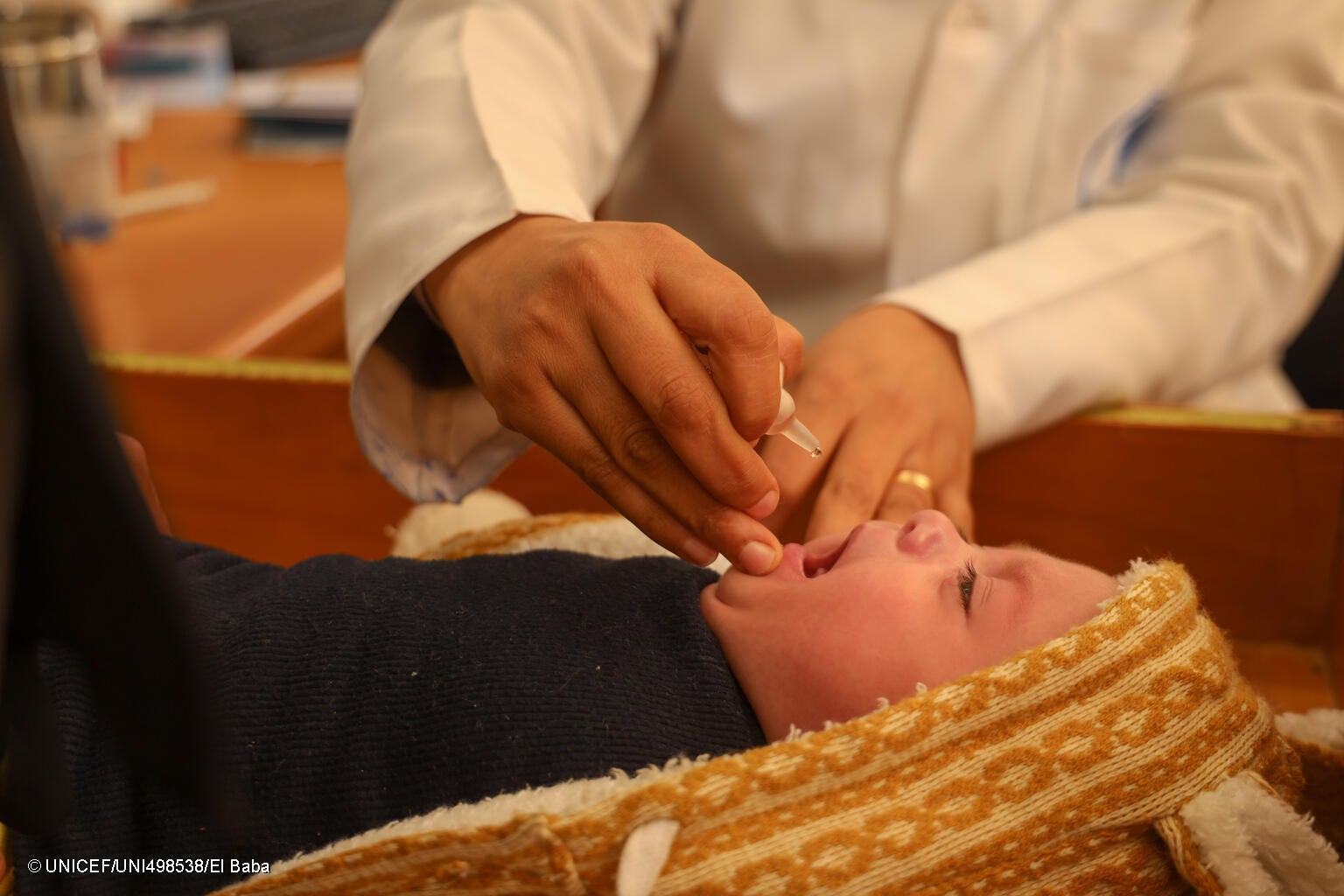 南部のラファウにある保健所で、ユニセフが支援するワクチンの予防接種を受ける子ども。(ガザ地区、2024年1月4日撮影) © UNICEF_UNI498538_El Baba