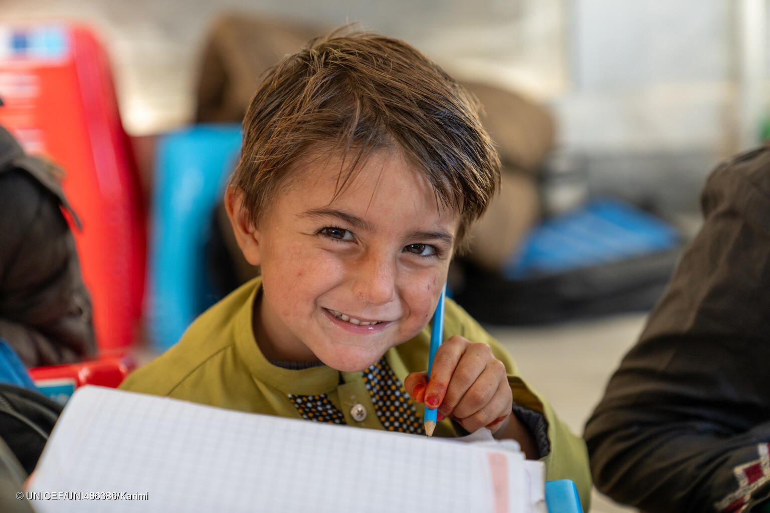 パキスタンとの国境近くのトールハムにあるユニセフが支援する子どもにやさしい空間で、アクティビティに参加する男の子。(アフガニスタン、2023年12月4日撮影) © UNICEF_UNI486386_Karimi