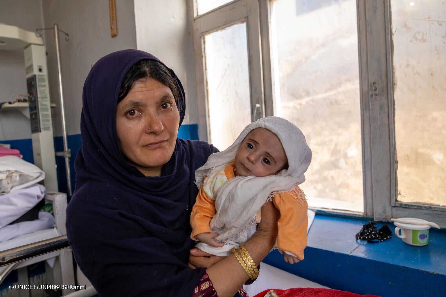 中部のニリにある病院で、栄養不良の治療を受ける子ども。(アフガニスタン、2023年12月7日撮影) © UNICEF_UNI486489_Karimi