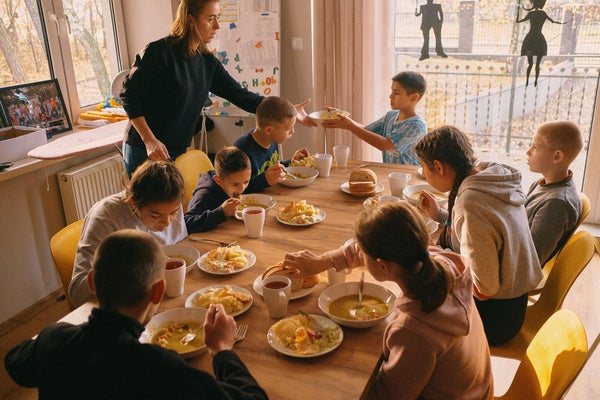 ウクライナからポーランドへ避難した、児童養護施設で暮らす子どもたち。ユニセフなどの支援を受け、ウクライナ出身の職員に見守られ、暮らしやすい環境の中で生活している。(ポーランド、2022年10月撮影) © UNICEF_UN0755588_Kanaplev