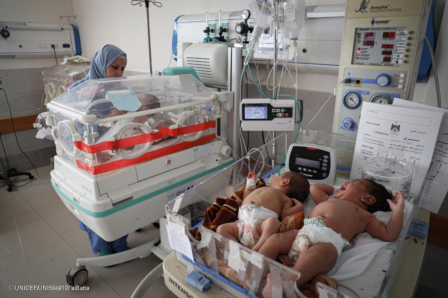 エミラティ産科病院にいる生まれたばかりの赤ちゃん。(ガザ地区、2024年1月12日撮影) © UNICEF_UNI504910_ alBaba