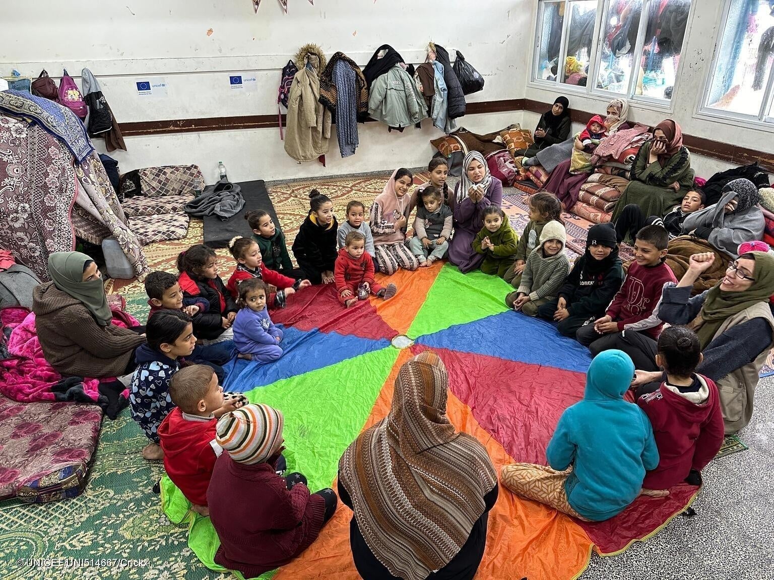 ラファで避難生活を送る子どもたちのために、ユニセフなどは心のケアを提供している。(ガザ地区、2024年2月2日撮影) © UNICEF_UNI514667_Crickx