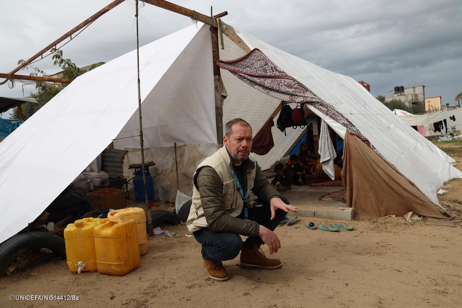 ラファの国内避難民キャップを訪れたユニセフのジョナサン・クリックス広報官。(ガザ地区、2024年1月28日撮影) © UNICEF_UNI514412_Ba