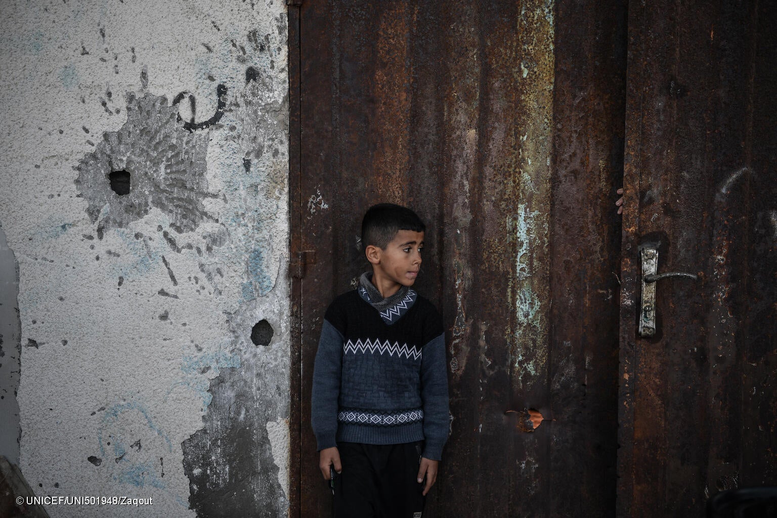 戦闘に怯えながら避難生活を送る11歳のカリームさん。「家族を失ってしまうのではないかといつも考えてしまう。夢で見ることもある」と話す。(ガザ地区、2024年1月4日撮影) © UNICEF_UNI501948_Zaqout
