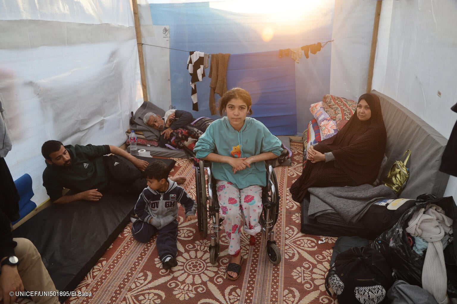 紛争により家族を亡くし、隣の家が爆撃を受けた影響により左足を切断した11歳のラザンさん。(ガザ地区、2024年1月8日撮影) © UNICEF_UNI501895_El Baba