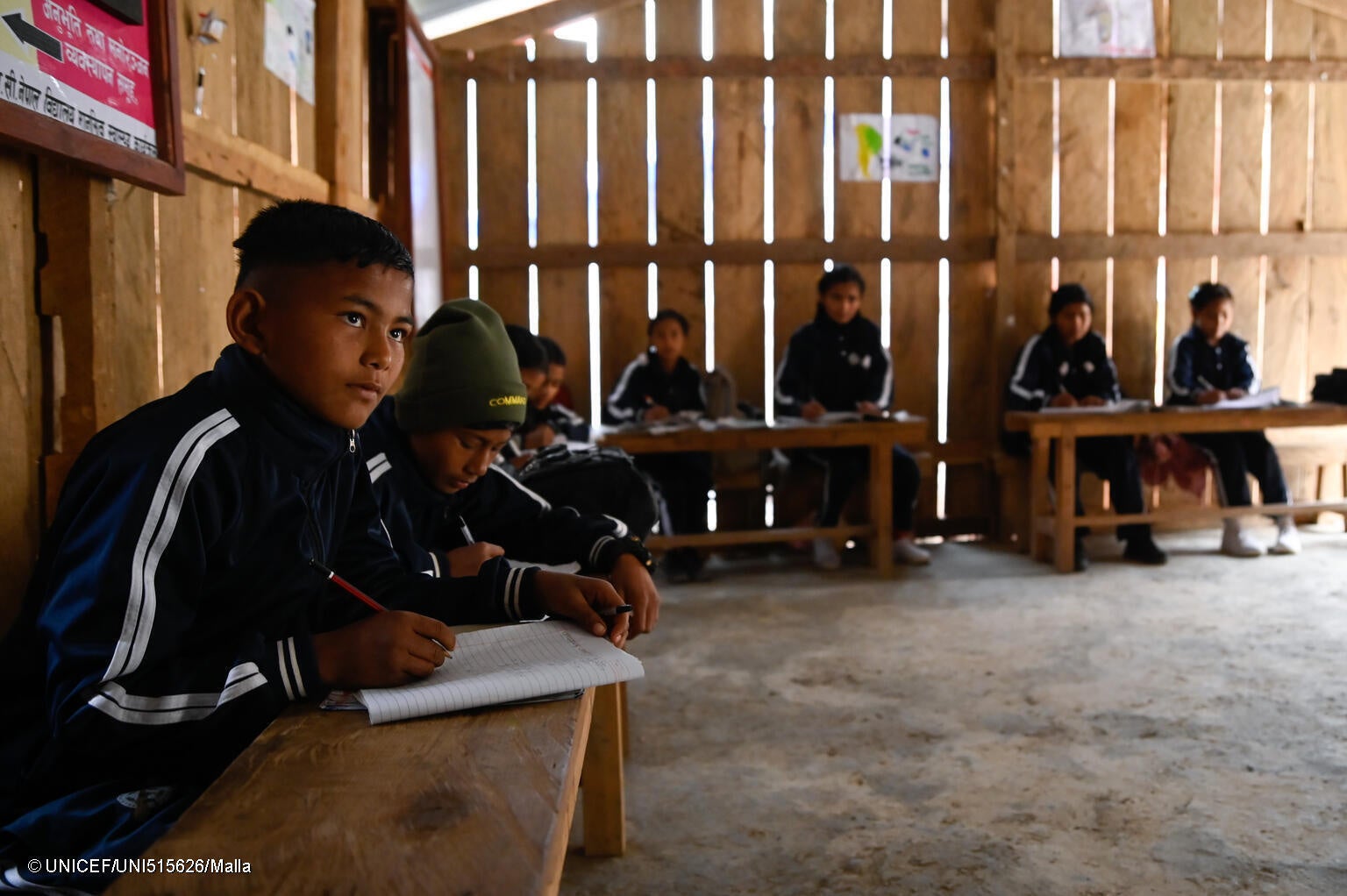 ユニセフの支援により、ジャジャルコット郡に建設された学習センターで、授業を受ける子どもたち。(ネパール、2024年2月4日撮影) © UNICEF_UNI515626_Malla