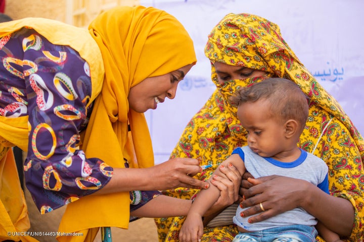 ジャジャーラ州からカッサラ州に避難し、はしかと風しんの予防接種を受ける男の子。(スーダン、2024年1月26日撮影) © UNICEF_UNI514463_Mohamdeen