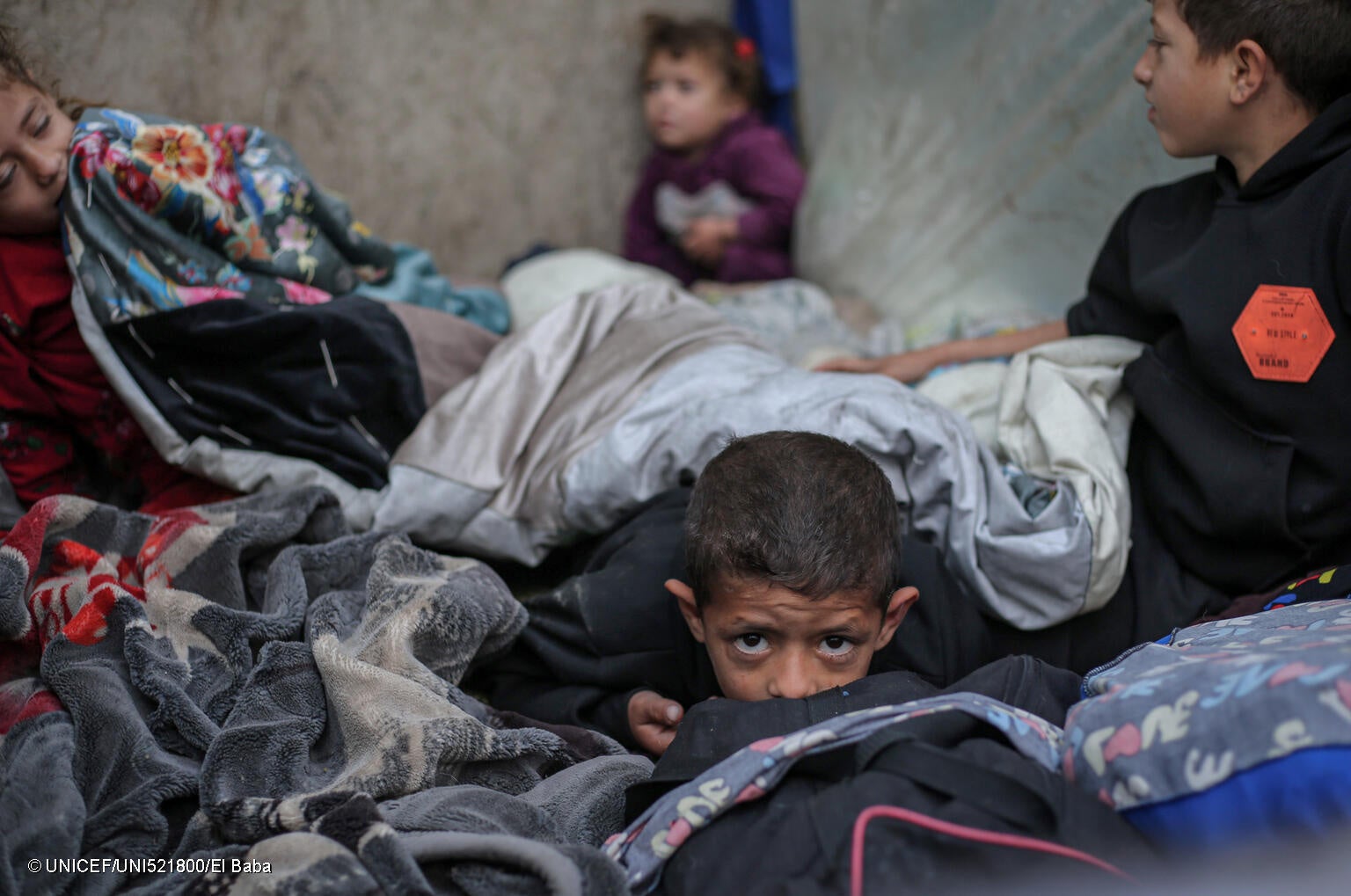戦闘が続く過酷な環境の中、テントで横になる子どもたち。(ガザ地区、2024年1月31日撮影) © UNICEF_UNI521800_El Baba