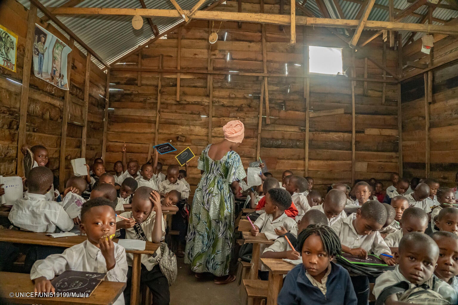 ゴマの小学校で、算数の授業を受ける小学1年生の子どもたち。(コンゴ民主共和国、2024年2月10日撮影) © UNICEF_UNI519199_Mulala