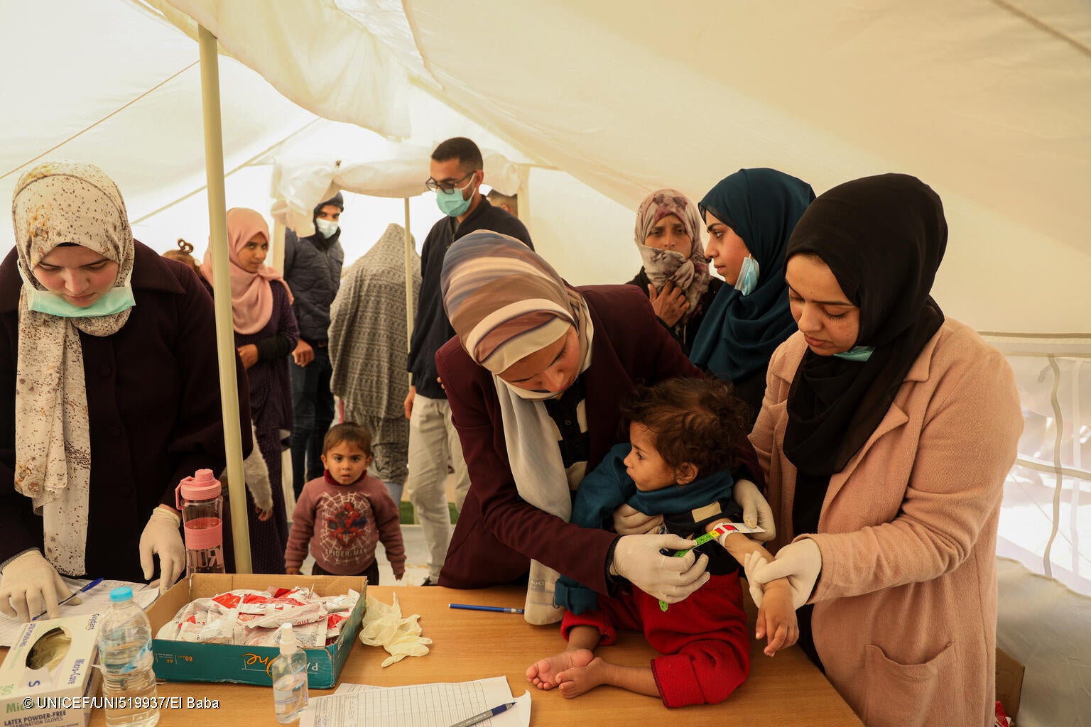 南部ラファにあるユニセフ支援のテントで行われている子どもの栄養状態のチェック。ユニセフは、子どもの栄養不良の早期発見・早期治療のため、医療従事者の研修も行っている (ガザ地区、2024年2月15日撮影） © UNICEF_UNI519937_El Baba