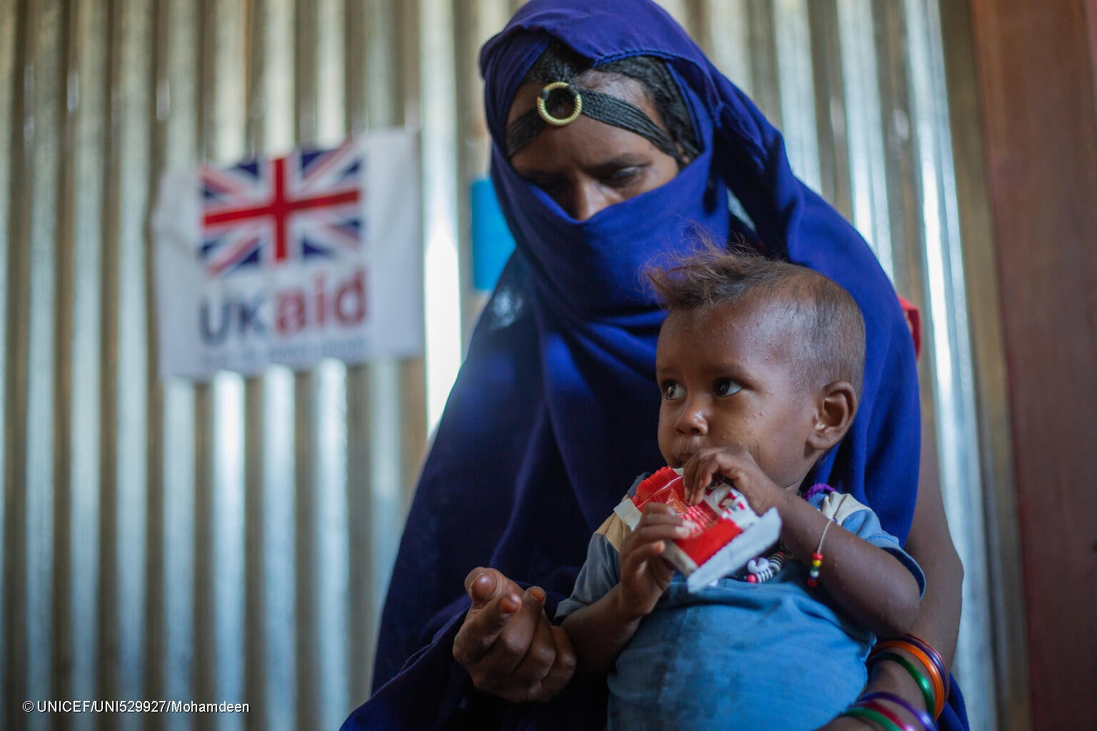 リバーナイル州の保健施設で、すぐに食べられる栄養治療食(RUTF)を口にする2歳のヤザンちゃん。(スーダン、2024年2月27日撮影) © UNICEF_UNI529927_Mohamdeen