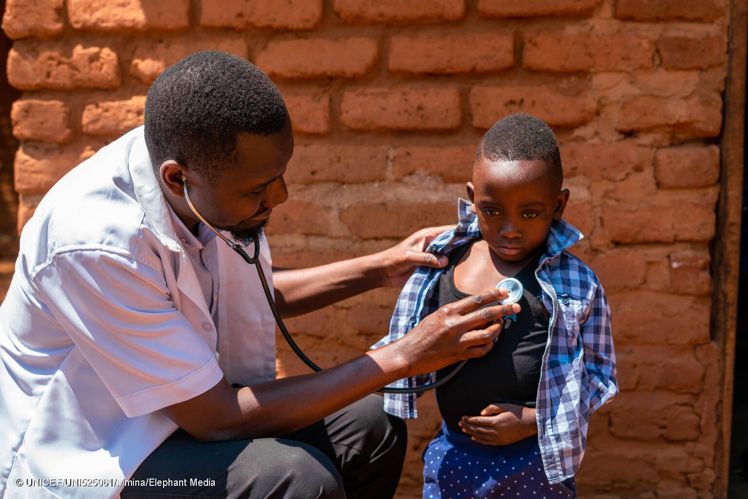 定期的に自宅を訪問する医師に健康状態を診てもらう5歳のラファエルちゃん。(マラウイ、2024年2月23日撮影) © UNICEF_UNI525061_Mmina_Elephant Media