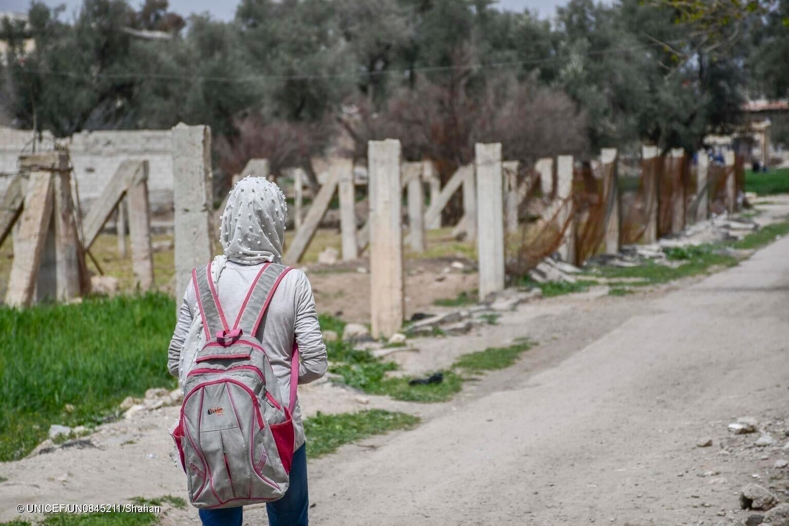 ダマスカスの農村部で、ユニセフの支援により再建した学校に通うオタイマさん。「1年前、地元の小学校に戻ったときは教室の壁に穴が空き、悲しい気持ちになった」と話す。(シリア、2023年3月撮影) © UNICEF_UN0845211_Shahan