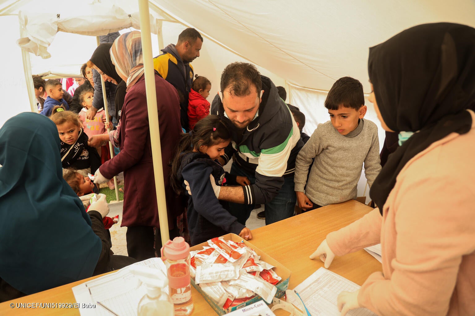 南部ラファにあるユニセフ支援の小児科のテントでは、子どもたちに上腕計測メジャーを使った栄養状態の確認や、すぐに食べられる栄養治療食(RUTF)を用いた治療などの栄養支援を行なっている。(ガザ地区、2024年2月15日撮影) © UNICEF_UNI5199