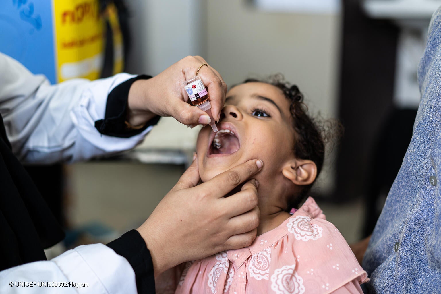 ラヘジの病院で、予防接種を受ける女の子。ユニセフは、地域に根差して活動するコミュニティ保健員の育成や研修も支援している。(イエメン、2024年2月27日撮影) © UNICEF_UNI539392_Hayyan