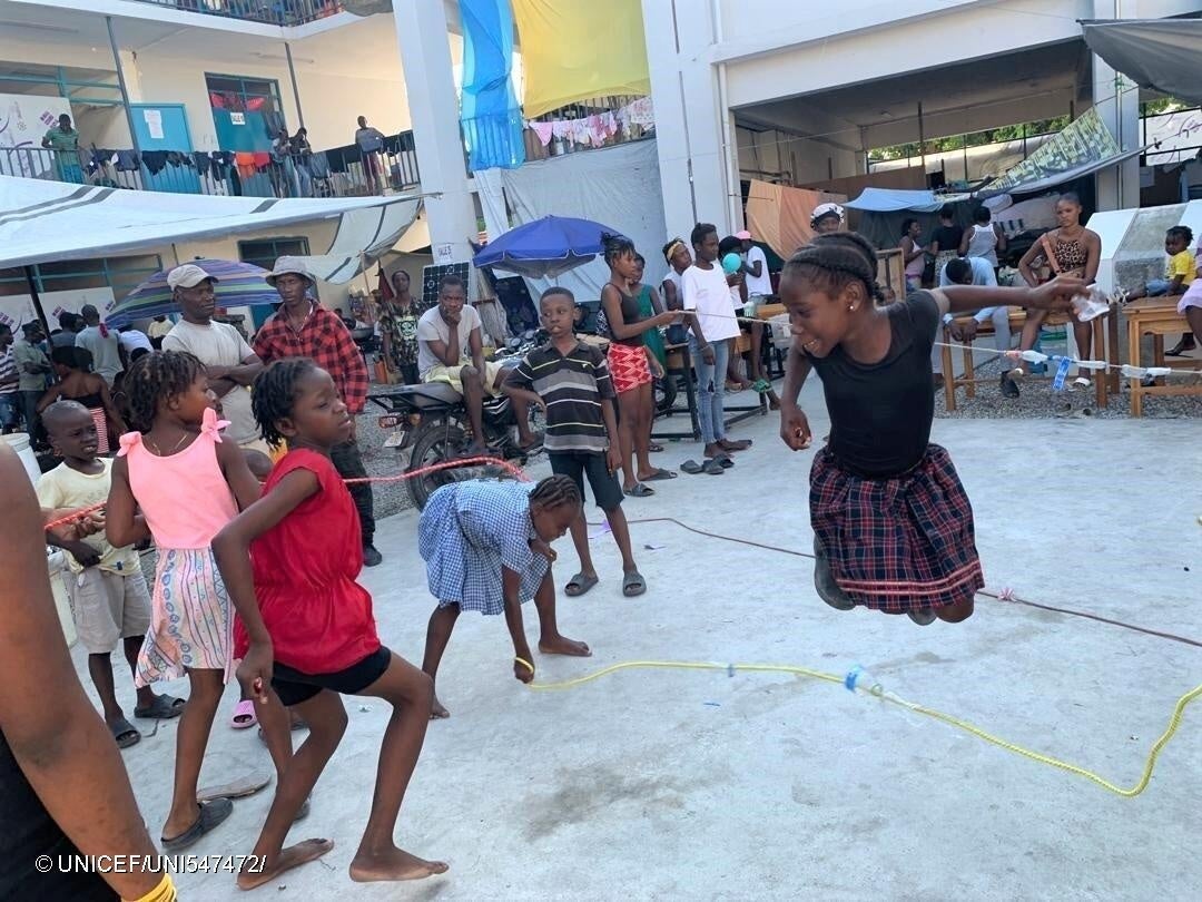 情勢不安や紛争、暴力、貧困、自然災害などにより過去最多となる300万人以上の子どもたちが人道支援を必要としている。ユニセフは、栄養や保健、教育、心のケアなどの取り組みを強化している。(ハイチ、2024年3月29日撮影) © UNICEF_UNI547472