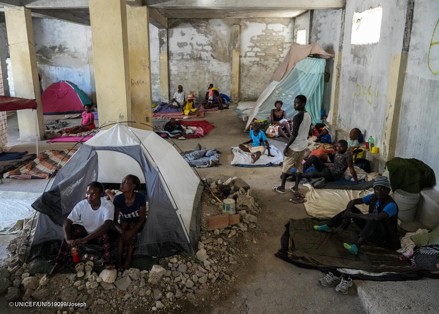 首都ポルトープランスの中心部で激化する暴力により、多くの人が避難を強いられている。2週間のうちに約2,500人が避難し、そのほとんどが女性や子どもたちである。(ハイチ、2024年1月撮影) © UNICEF_UNI519099_Joseph