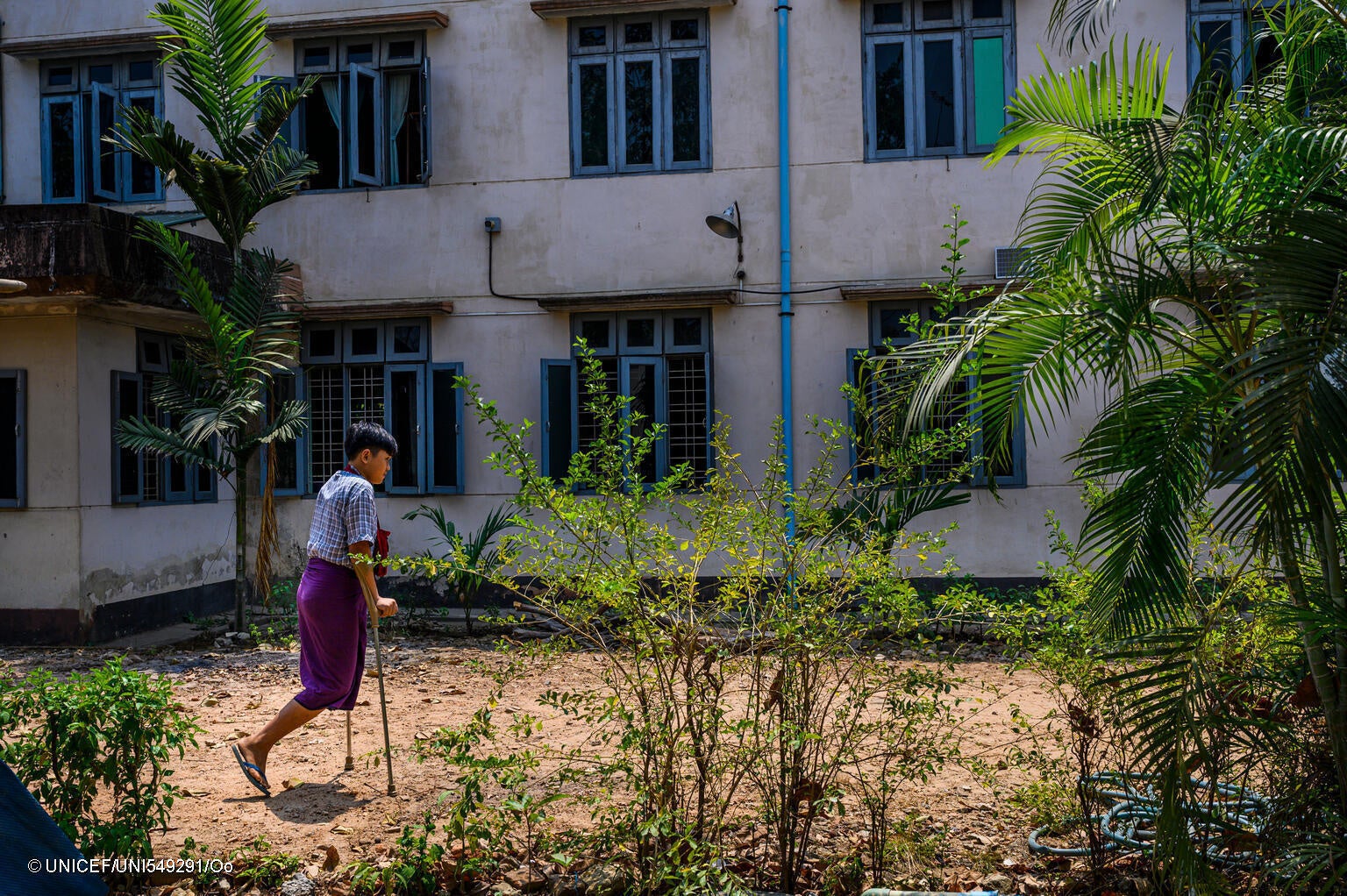 家族の稲作の手伝いをしていたときに地雷を踏み、左脚を切断せざるを得なかった15歳のアウンさん。(ミャンマー、2024年3月19日撮影) © UNICEF_UNI549291_Oo