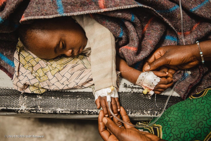 北キブ州のコレラ治療センターで、コレラに感染し治療を受ける子ども。(コンゴ民主共和国、2024年1月撮影) © UNICEF_UNI510487_Benekire