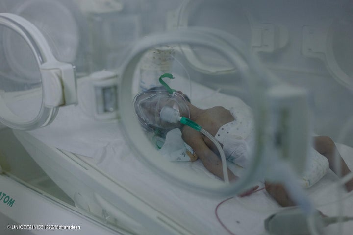 ポートスーダン病院の集中治療室にいる生まれたばかりの赤ちゃん。ユニセフは、ポートスーダン病院を含む国内の保健施設に、助産・産科・新生児キットを届けている。(スーダン、2024年3月20日撮影) © UNICEF_UNI551292_Mohamdeen