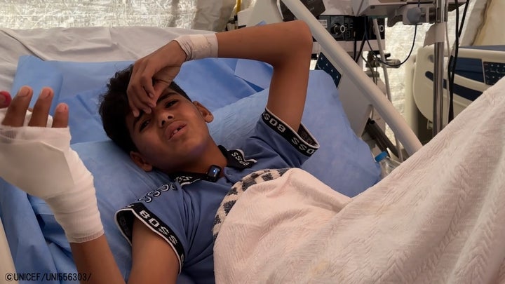 ハンユニスの病院で治療を受けている14歳のユセフさん。銃に撃たれ、ユセフさんと2人の兄弟は怪我を負い、父親は殺された。(ガザ地区、2024年4月12日撮影) © UNICEF_UNI556303_