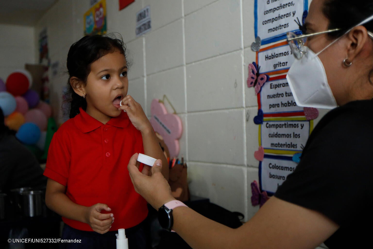カラカスで、ユニセフの支援で実施されている子どもの栄養検査の一環で、虫下しの薬を飲む子ども。(ベネズエラ、2024年2月撮影) © UNICEF_UNI527332_Fernandez